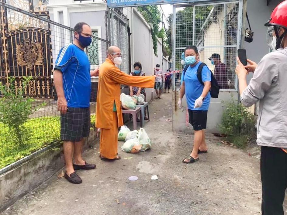 Ngay từ đầu làn sóng dịch Covid-19 lần thứ 4, anh Gaveau Patrick đến từ Bờ Biển Ngà (trái) cùng với Nhóm từ thiện Phật giáo Sống Chánh Niệm đã hăng say gây quỹ để cung cấp thực phẩm cho những người có hoàn cảnh khó khăn tại Sài Gòn.