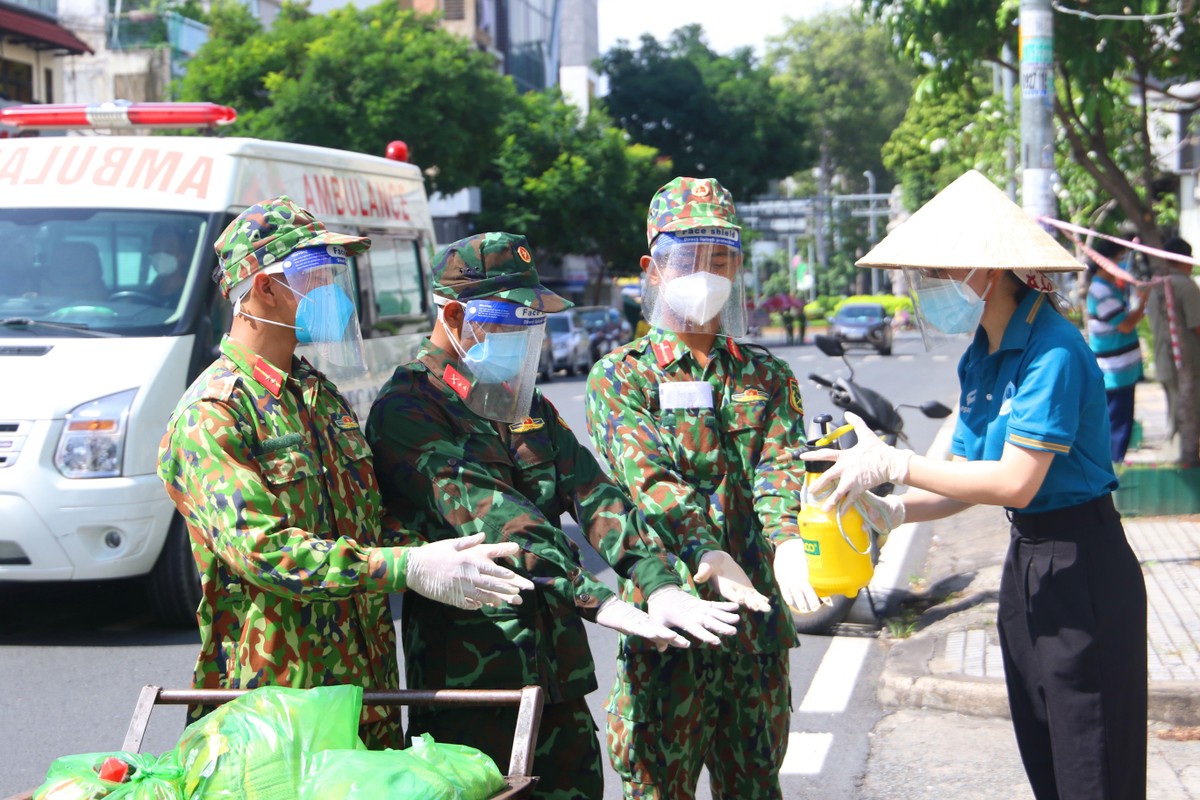 Bạn Lê Thị Việt Kiều, sinh viên trường Đại học Sài Gòn mùa dịch đã tình nguyện đi theo lực lượng hỗ trợ thực phẩm kèm xịt khuẩn cho bộ đội.