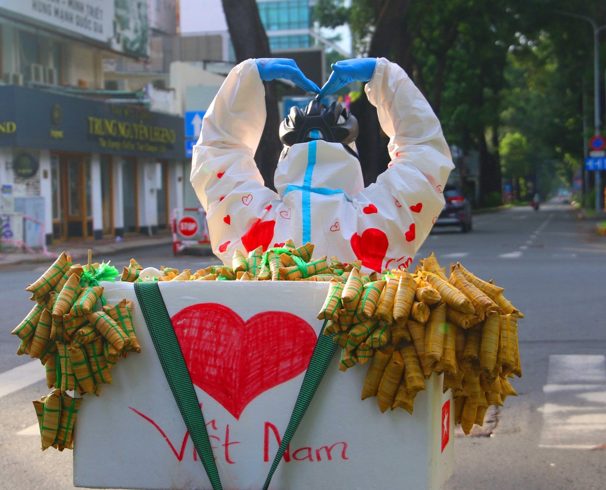 Bất chợt, bắt gặp bạn Thanh Tâm ở quận Bình Thạnh đang chở 200 cái bánh lá dừa nhân đậu trên đường mang đi tặng các bộ đội đang ngày đêm gác chốt.