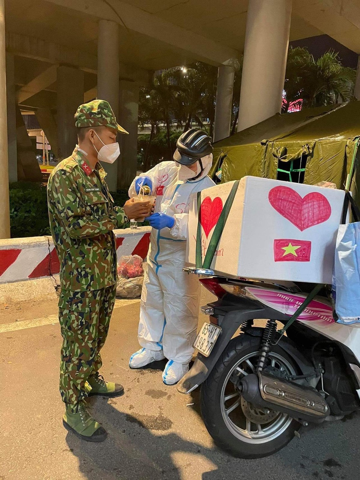 Từ đầu dịch đến giờ Tâm đã đi tặng thực phẩm thiết yếu đến vài chục chuyến rồi.