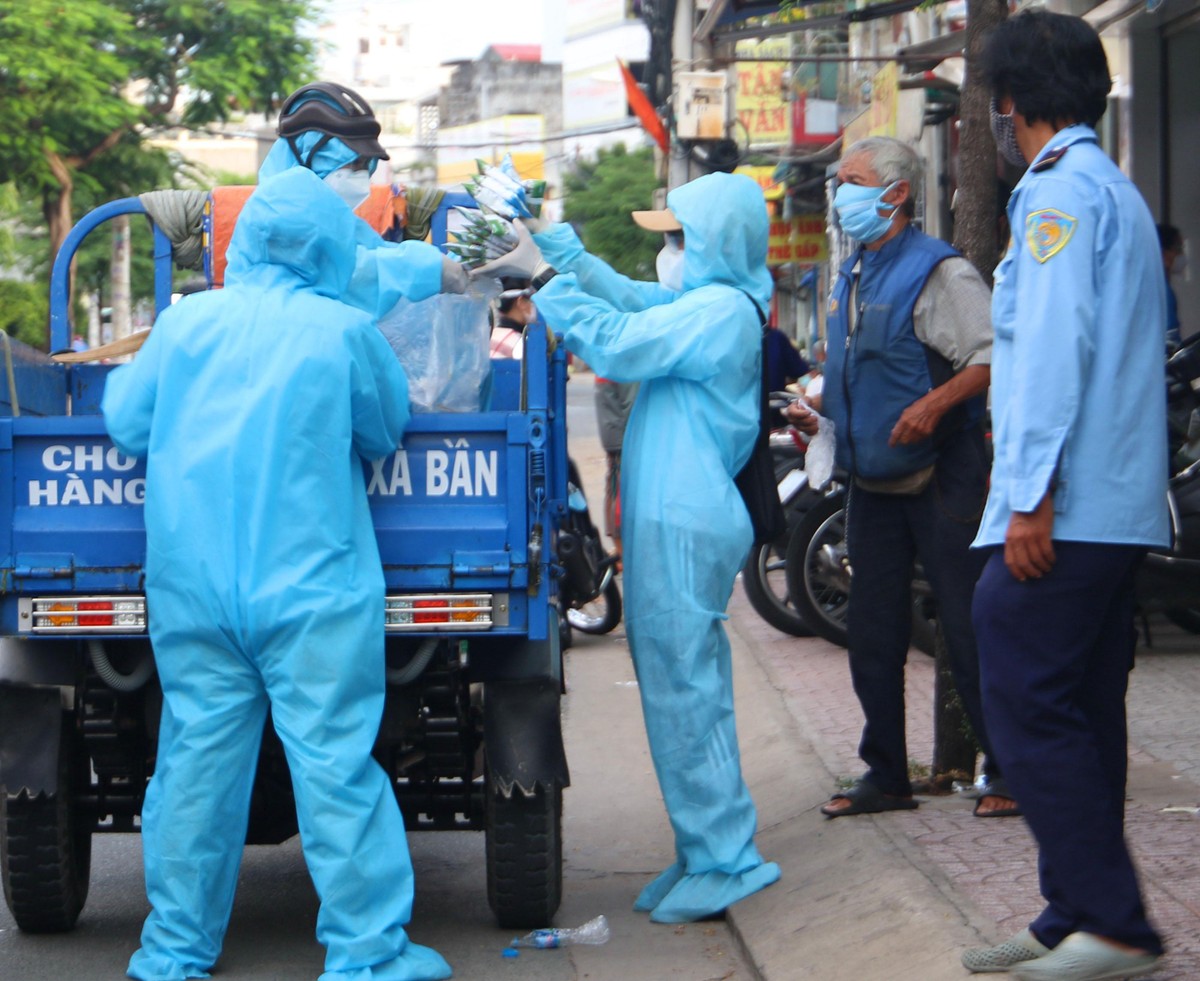 Nhiều bạn trẻ đã góp công góp của để mang quà đến.