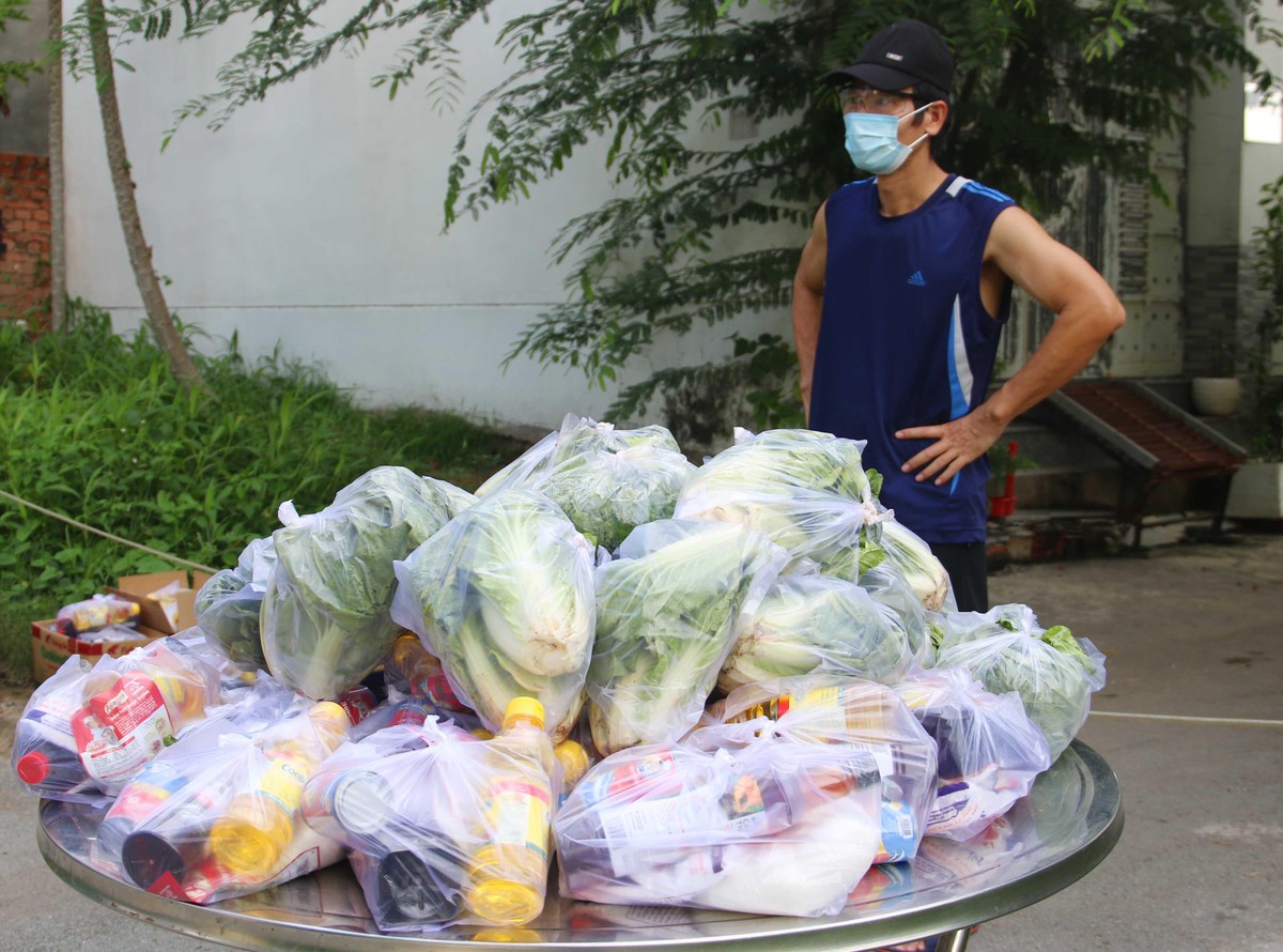 Hình ảnh người đàn ông ở “vùng xanh” đã thuộc thành phố Thủ Đức đừng ngóng những người lao động bị mất việc đến nhận quà mà cả phố đã chuẩn bị từ sáng.