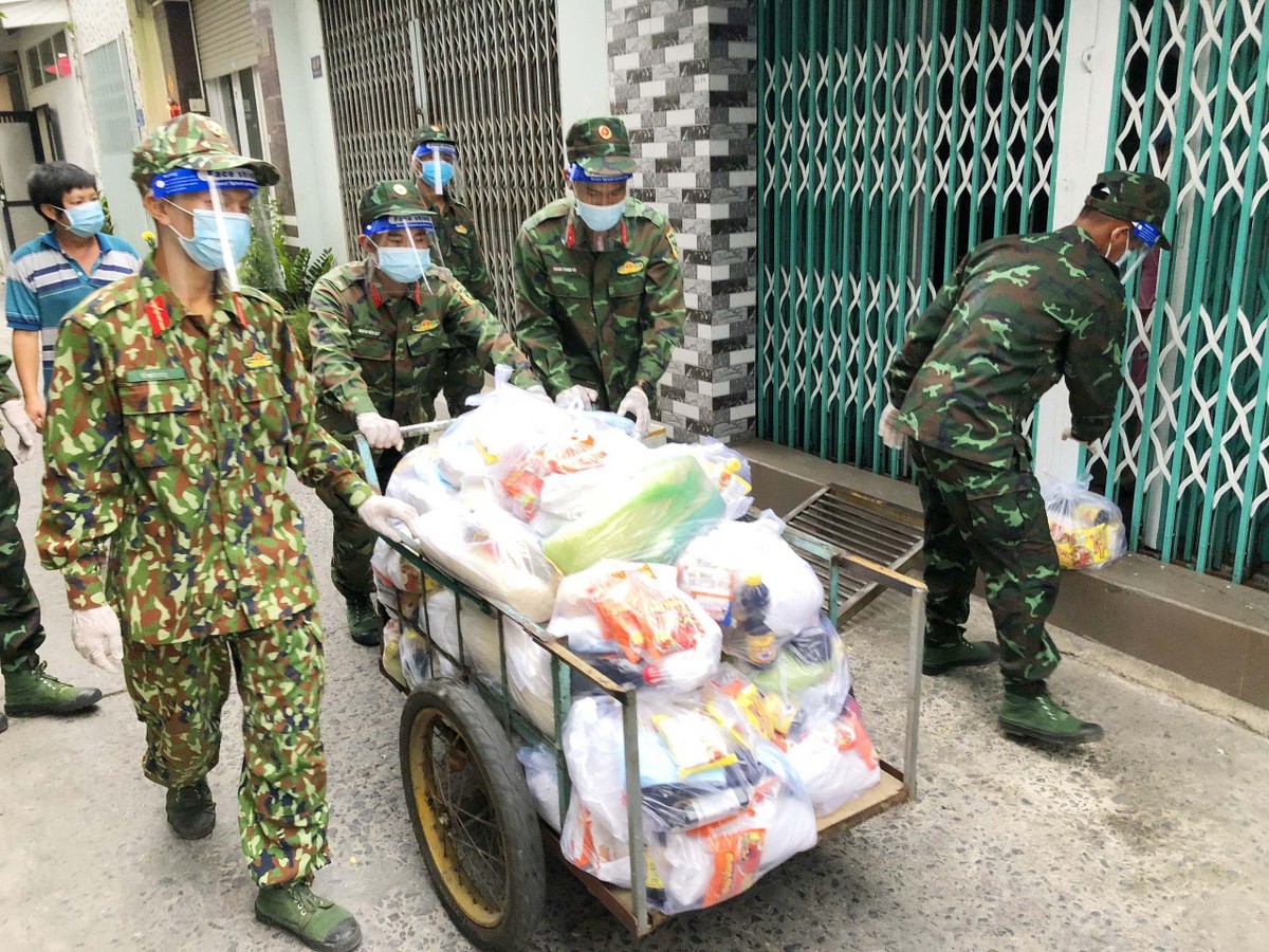 Để người dân yên tâm ở trong nhà cùng thành phố chống dịch, các chiến sỹ luồn lách các con hẻm nhỏ ở phường 5, Quận 8 để thực phẩm trước nhà dân. Để người dân yên tâm ở trong nhà cùng thành phố chống dịch, các chiến sỹ luồn lách các con hẻm nhỏ ở phường 5, Quận 8 để thực phẩm trước nhà dân.