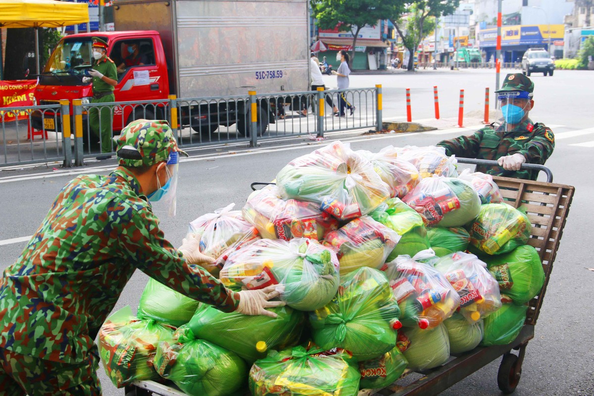 Các chiến sỹ ở sư đoàn 302 kéo càng nhiều thực phẩm đến nhanh với bà con các hẻm ở Quận 10. Các chiến sỹ ở sư đoàn 302 kéo càng nhiều thực phẩm đến nhanh với bà con các hẻm ở Quận 10.