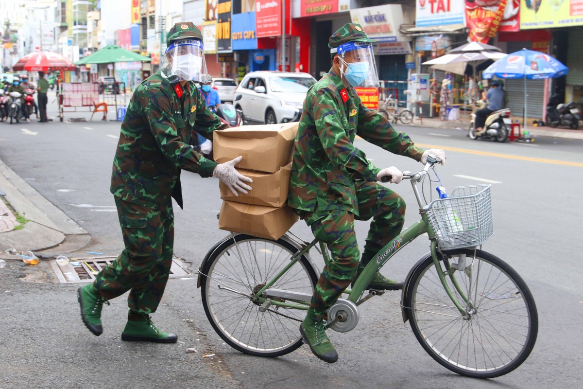 Các chiến sỹ vận chuyển và trân trọng những món hàng. Các chiến sỹ vận chuyển và trân trọng những món hàng.