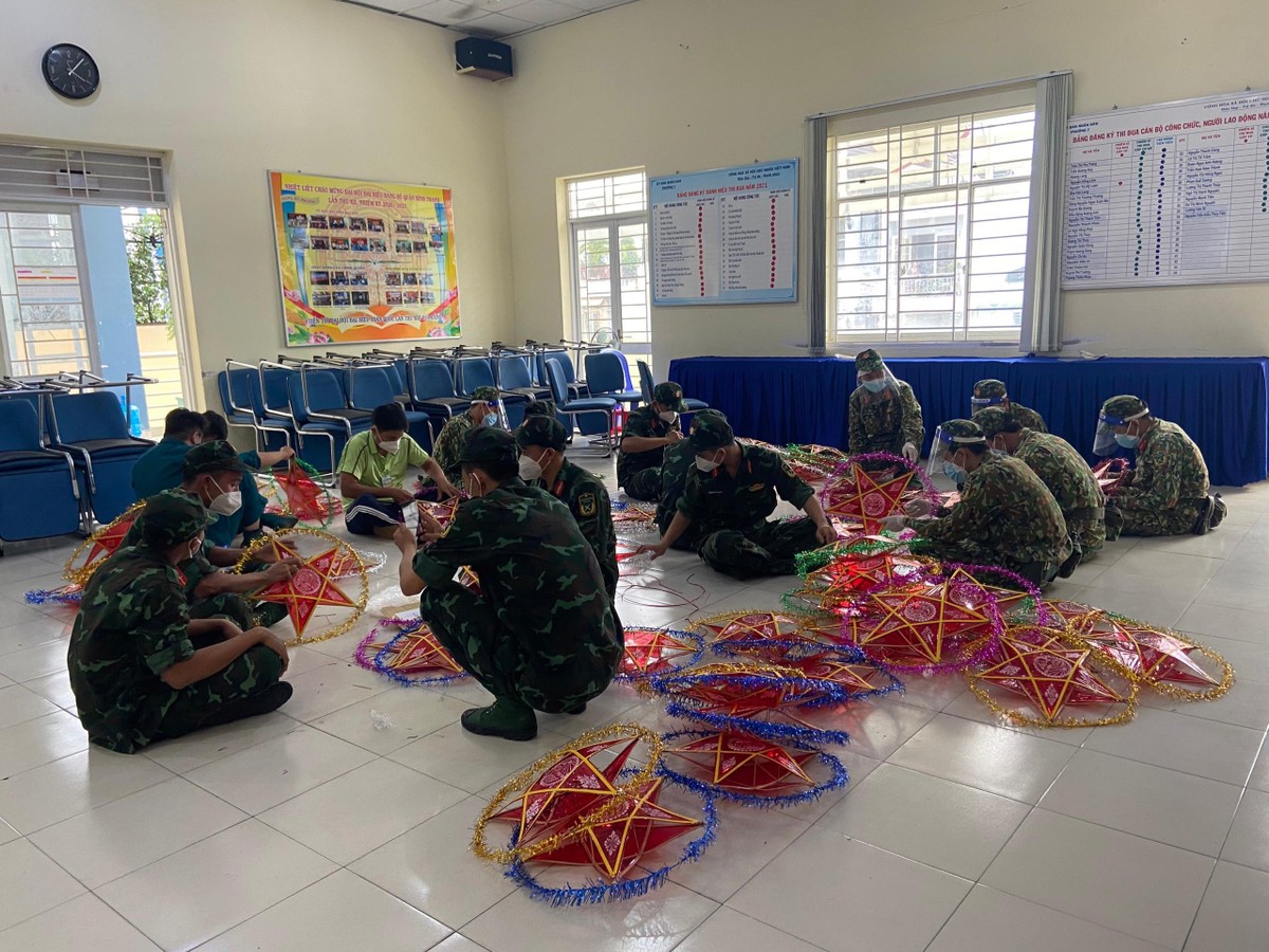Các chiến sỹ đóng tại địa bàn phường 7, quận Bình Thạnh rất khéo tay khi trổ tài làm lồng đèn ông sao. Các chiến sỹ đóng tại địa bàn phường 7, quận Bình Thạnh rất khéo tay khi trổ tài làm lồng đèn ông sao.