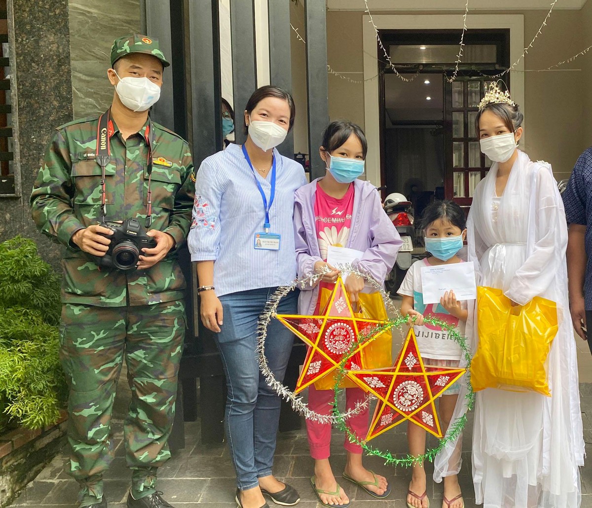 Chị Trần Thị Thu Trang (thứ hai, trái) Bí thư Đảng ủy của UBND Phường 7, quận Bình Thạnh cho biết, trung thu năm nay không tổ chức rước đèn nên chi Hằng và chú bộ đội sẽ đến từng nhà tặng đèn trung thu và số tiền nhỏ cho các cháu. Chị Trần Thị Thu Trang (thứ hai, trái) Bí thư Đảng ủy của UBND Phường 7, quận Bình Thạnh cho biết, trung thu năm nay không tổ chức rước đèn nên chi Hằng và chú bộ đội sẽ đến từng nhà tặng đèn trung thu và số tiền nhỏ cho các cháu.