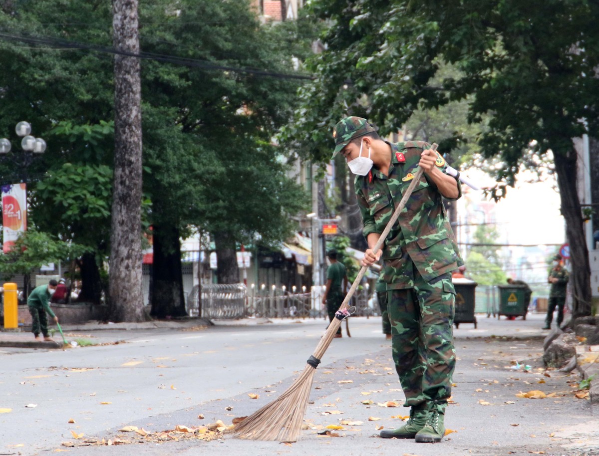 Ngày cuối tuần, chiến sỹ Trần Nhật Tâm cùng đồng đội thuộc Trung đoàn 88, Sư đoàn 302 quét dọn, vệ sinh các tuyến đường. Ngày cuối tuần, chiến sỹ Trần Nhật Tâm cùng đồng đội thuộc Trung đoàn 88, Sư đoàn 302 quét dọn, vệ sinh các tuyến đường.