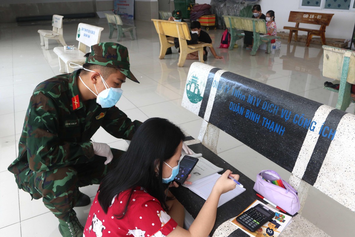 Trương Văn Linh, thuộc lực lượng Lục quân 2 giúp các cháu ở quận Bình Thạnh học online. Trương Văn Linh, thuộc lực lượng Lục quân 2 giúp các cháu ở quận Bình Thạnh học online.