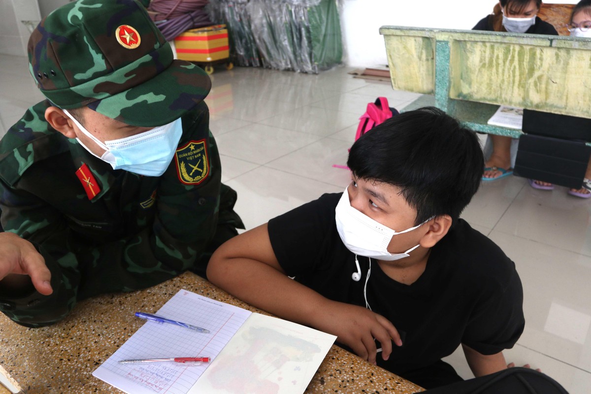 Chiến sỹ Đinh Hoàng Thọ trao đổi về kiến thức tại “lớp học dã chiến” với các cháu. Chiến sỹ Đinh Hoàng Thọ trao đổi về kiến thức tại “lớp học dã chiến” với các cháu.