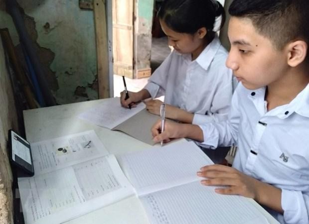 Nhiều gia đình khó khăn trong việc mua máy tính trong khi học sinh học trực tuyến. (Ảnh: TTXVN phát).