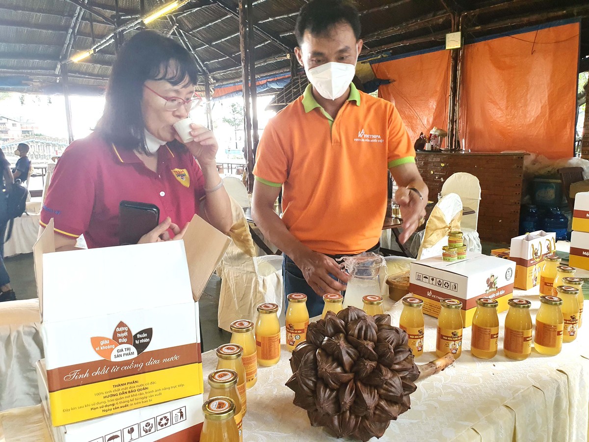 Thưởng thức đặc sản địa phương.