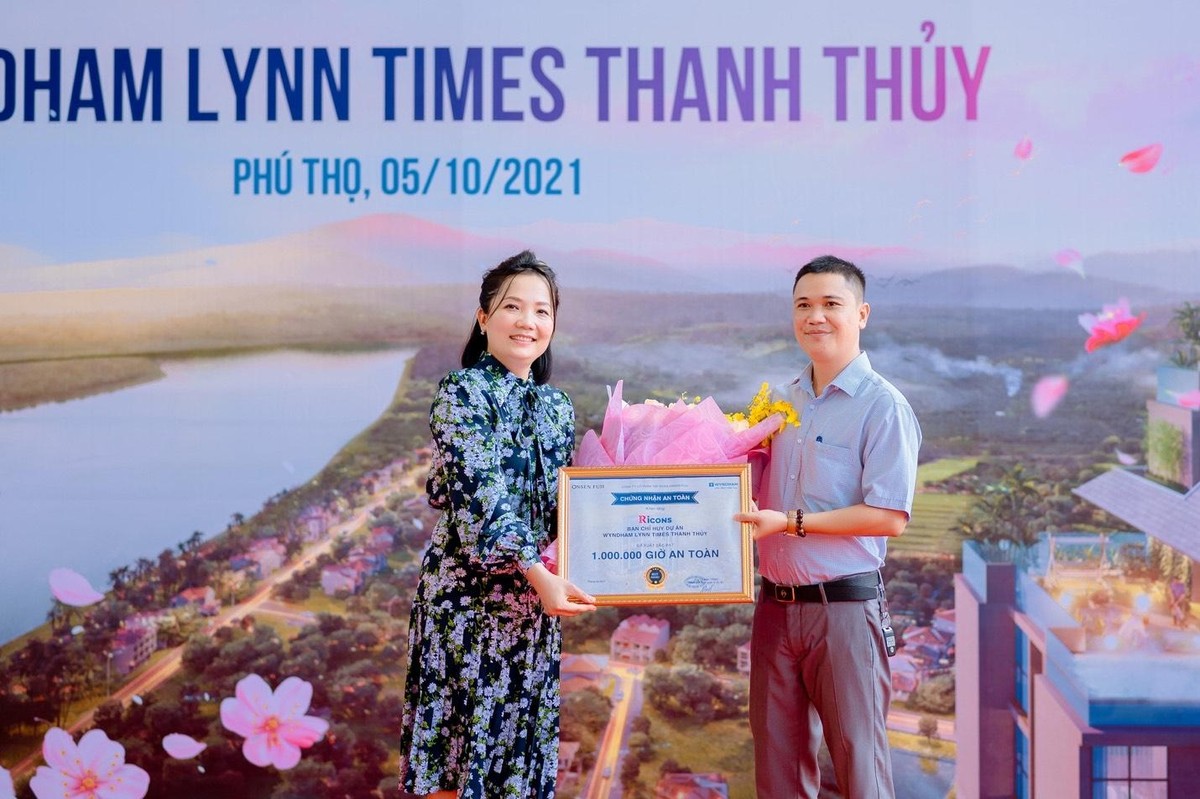 Hình ảnh Ban chỉ huy Ricons tại dự án Wyndham Lynn Times Thanh Thuỷ nhận bằng khen Chứng nhận an toàn (Xuất sắc đạt 1.000.000 giờ an toàn) (Nguồn ảnh: Onsen Fuji). Hình ảnh Ban chỉ huy Ricons tại dự án Wyndham Lynn Times Thanh Thuỷ nhận bằng khen Chứng nhận an toàn (Xuất sắc đạt 1.000.000 giờ an toàn) (Nguồn ảnh: Onsen Fuji).