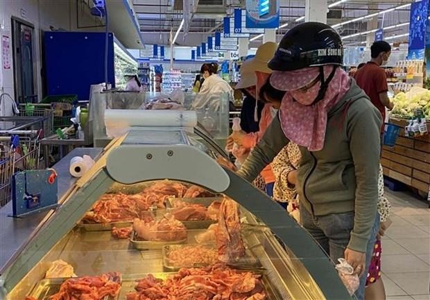 Người dân mua sản phẩm thịt, cá tại siêu thị. (Ảnh: Công Thử/TTXVN)