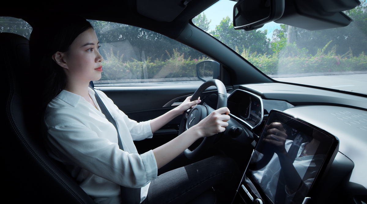 Màn hình giải trí đặt dọc giống hai mẫu xe VinFast Lux A2.0 và VinFast SA2.0, trong khi vô lăng có thiết kế bắt mắt và thể thao kiểu D-Cut.