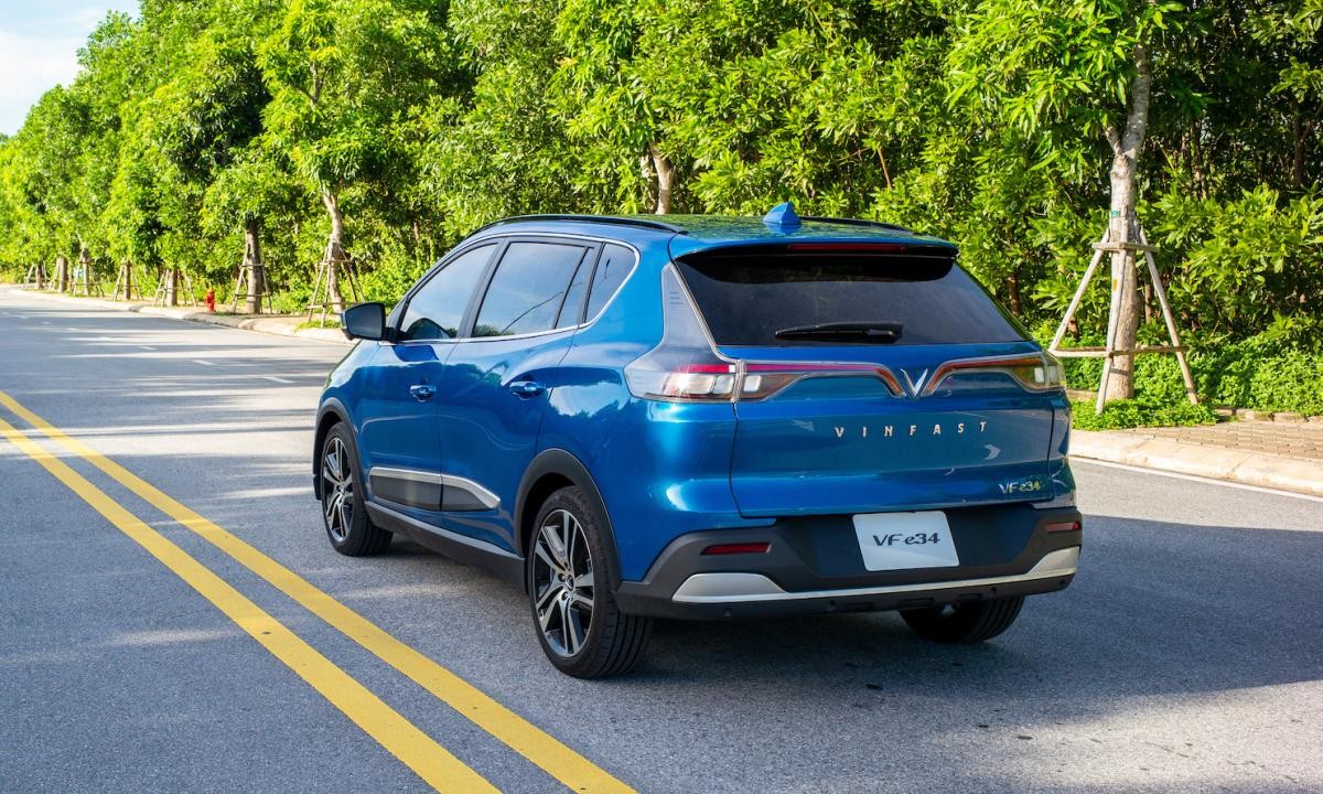Bên hông, VinFast VF e34 sở hữu thiết kế vừa mắt với các đường crôm bao quanh cửa sổ và phần dưới cánh cửa, mâm xe 18 inch đi cùng vòm bánh xe màu đen nhám.
