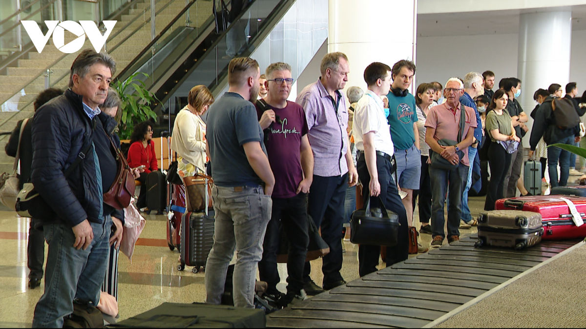 Khách quốc tế làm thủ tục tại CHK Quốc tế Nội Bài trước khi có dịch và phải đóng cửa đường bay quốc tế.