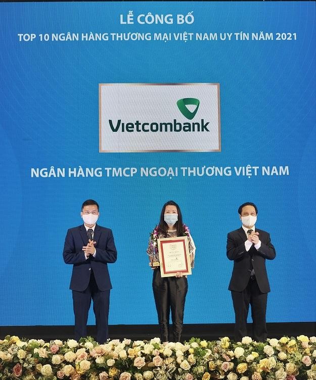 Đại diện Vietcombank nhận vinh danh Top 10 ngân hàng thương mại uy tín năm 2021 từ Ban tổ chức chương trình.