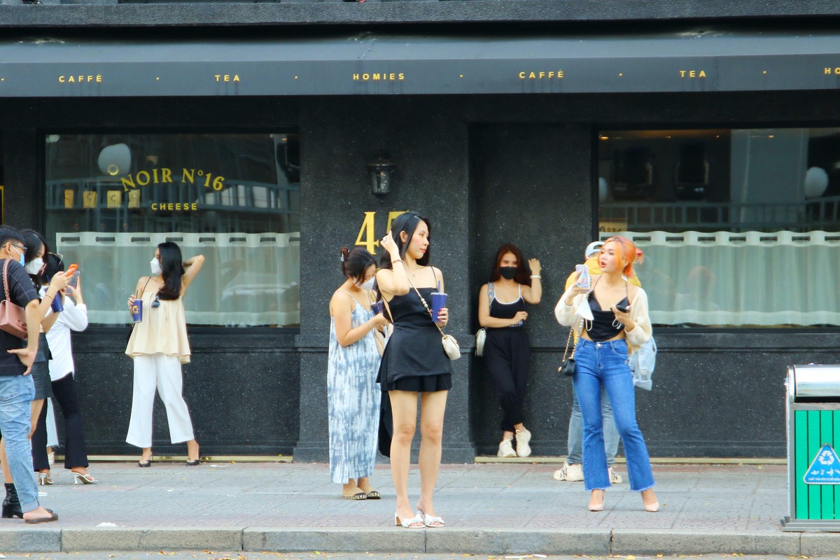 Các bạn trẻ chọn các quán cà phê có view đẹp, tạo dáng chụp hình.