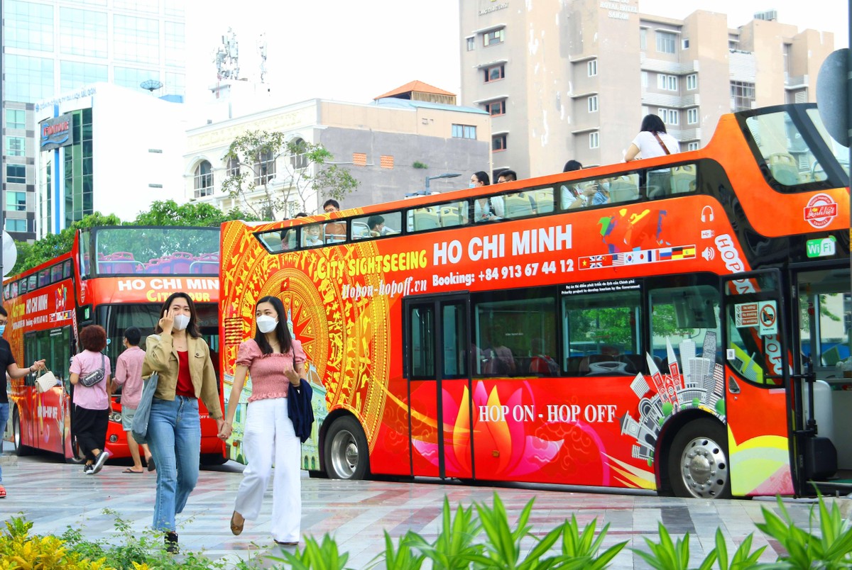 Dịch vụ xe bus du lịch được mở lại để phục vụ người dân thăm quan Quận 1.