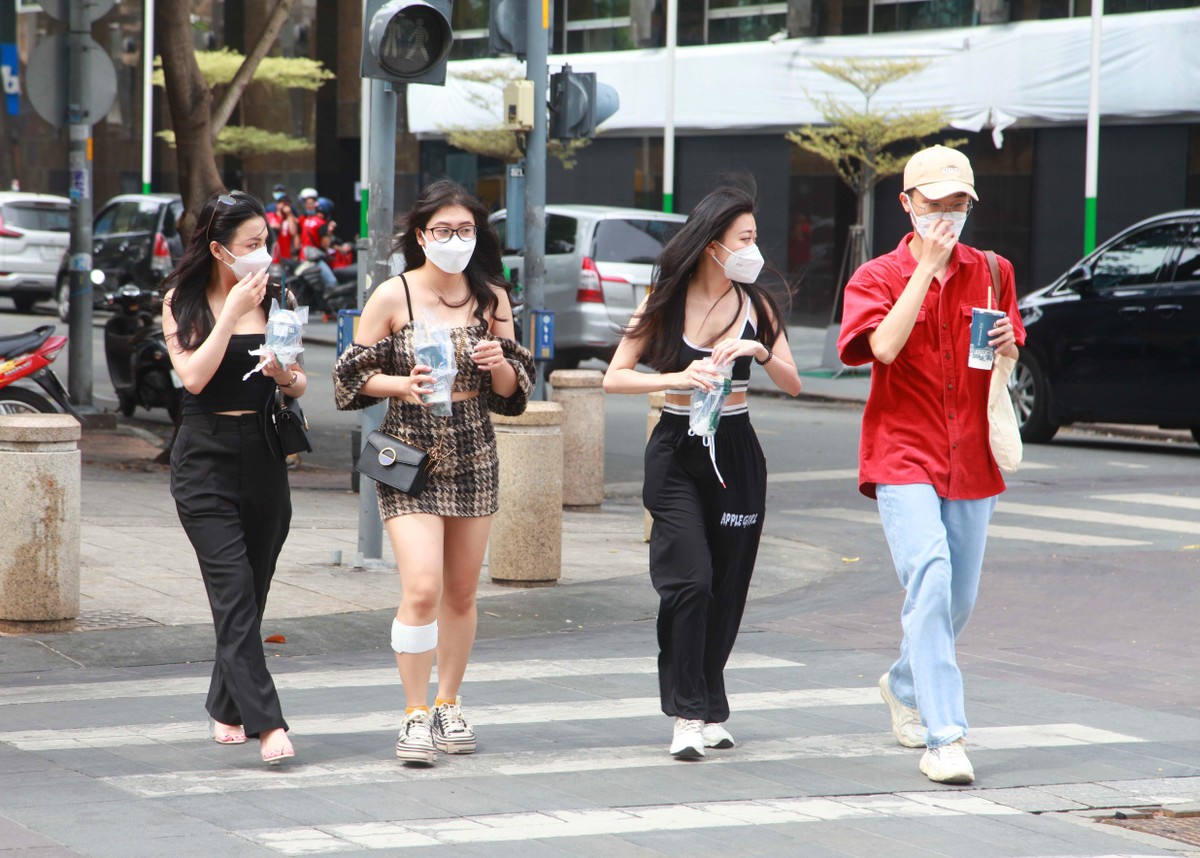 Háo hức ra phố, uống ly cà phê sau nhiều ngày tuân thủ giãn cách xã hội.