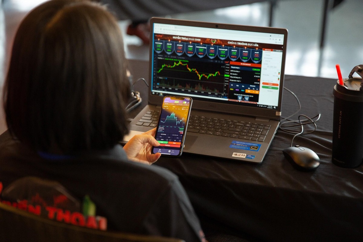 Vòng Đối đầu trực tiếp kỳ tháng 8 mang đến những màn thi đấu “mãn nhãn” cho người xem trên VPS SmartEasy - nền tảng giao dịch chứng khoán phái sinh giả lập. Vòng Đối đầu trực tiếp kỳ tháng 8 mang đến những màn thi đấu “mãn nhãn” cho người xem trên VPS SmartEasy - nền tảng giao dịch chứng khoán phái sinh giả lập.