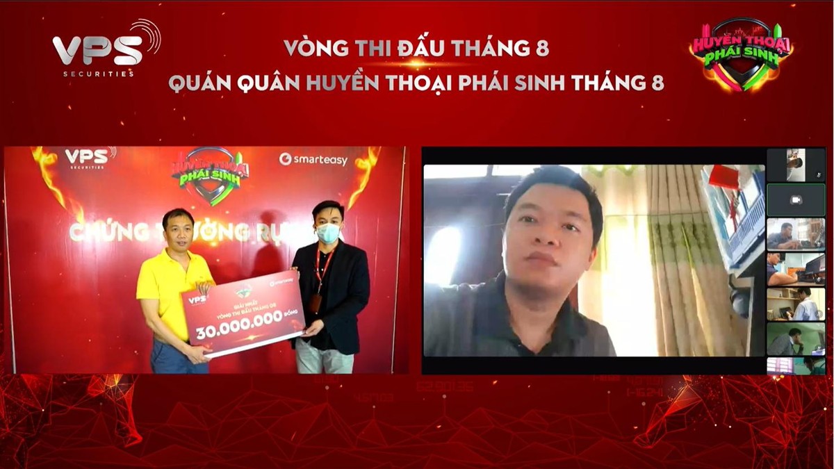 Quán quân @cttam168 (bên phải) đã xuất sắc giành được giải nhất vòng Đối đầu với giải thưởng 30.000.000 đồng. Anh đã thi đấu trực tuyến trong cuộc đua lần này. Quán quân @cttam168 (bên phải) đã xuất sắc giành được giải nhất vòng Đối đầu với giải thưởng 30.000.000 đồng. Anh đã thi đấu trực tuyến trong cuộc đua lần này.