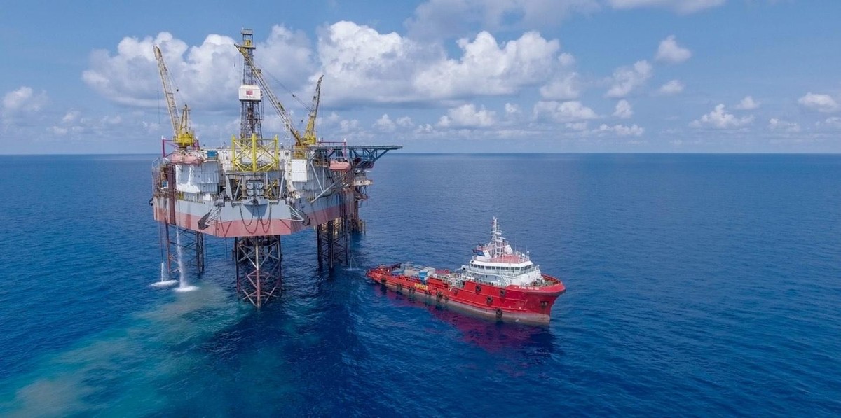 Hoạt động khai thác dầu khí trên mỏ Bạch Hổ.