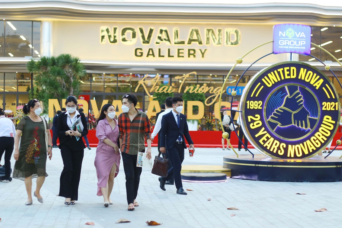 Khách hàng đến trải nghiệm Novaland Gallery ngày khai trương.