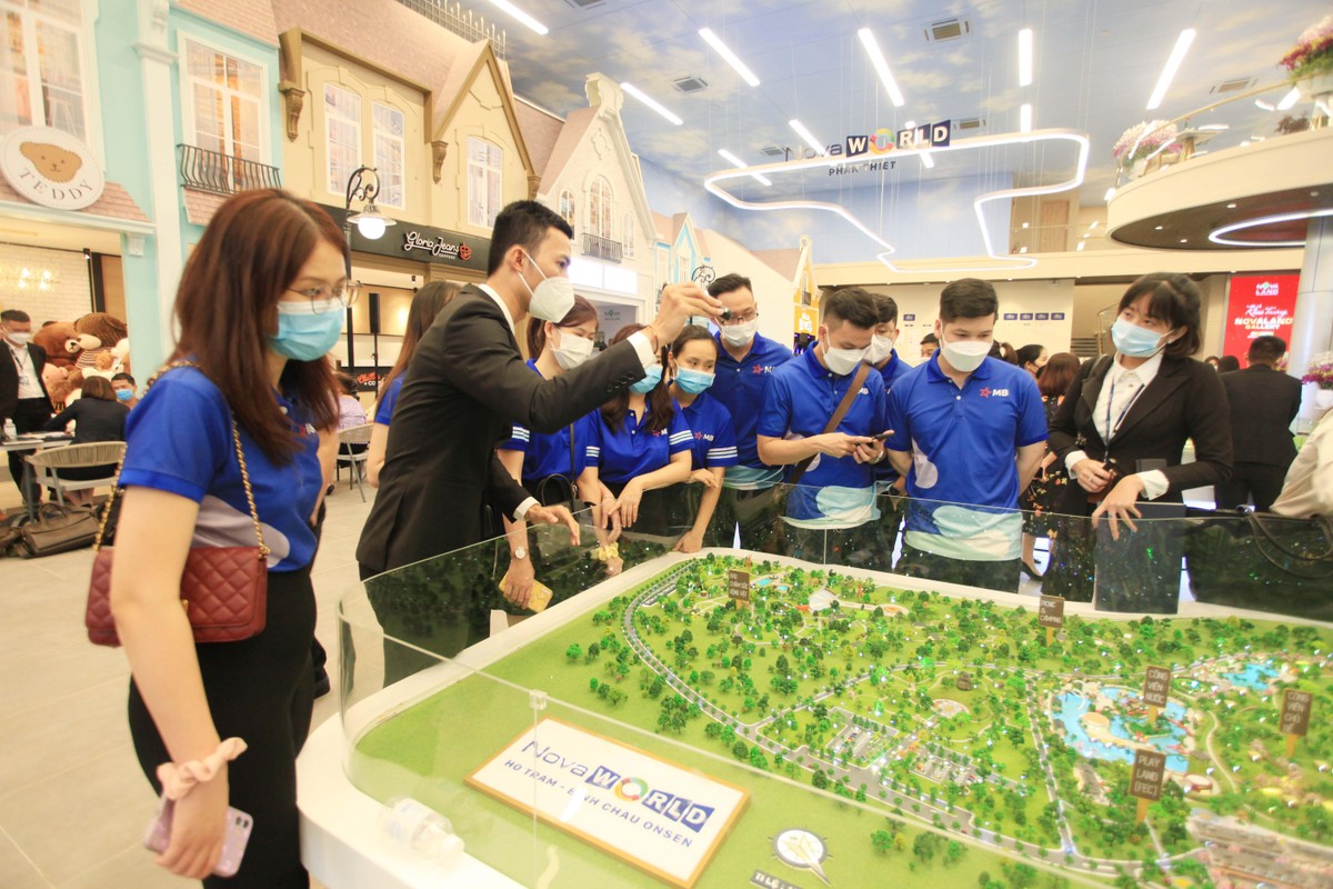 Nhân viên ngân hàng cũng được giới thiệu kỹ về các dự án để tư vấn cho khách.