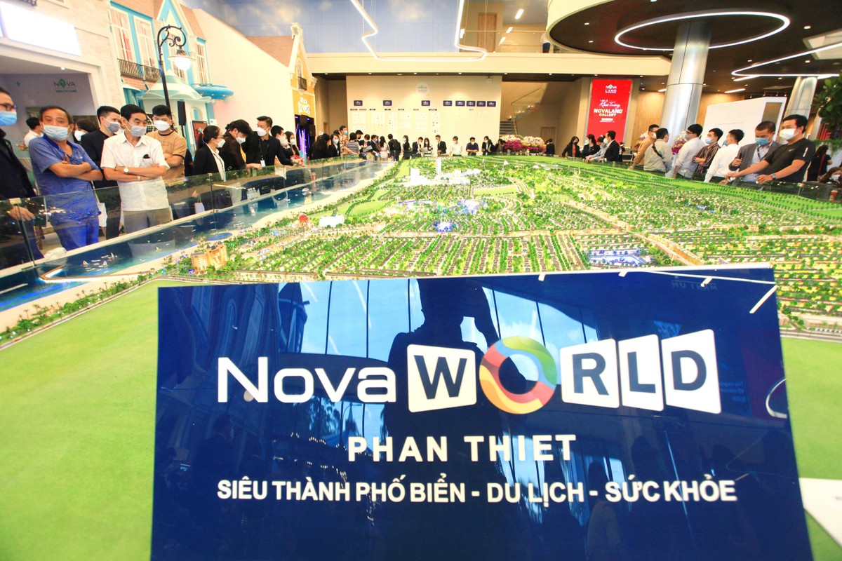 Qua sa bàn thực và sa bàn thực tế ảo. Từ đó, khách hàng sẽ có thể lựa chọn sản phẩm phù hợp với nhu cầu về vị trí, hướng nhà, kết nối tiện ích ưa chuộng… một cách dễ dàng hơn.