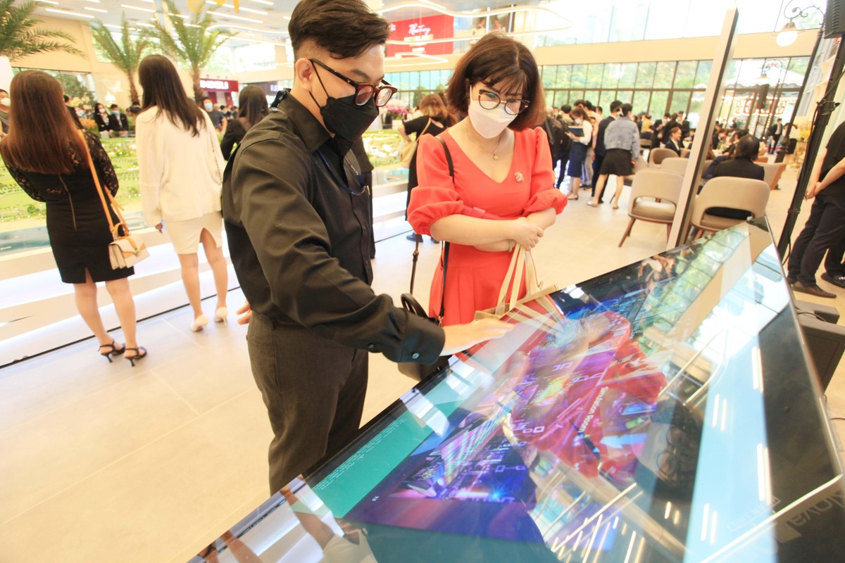 Nhân viên Novaland hướng dẫn khách hàng trải nghiệm hệ sinh thái dịch vụ, tiện ích.