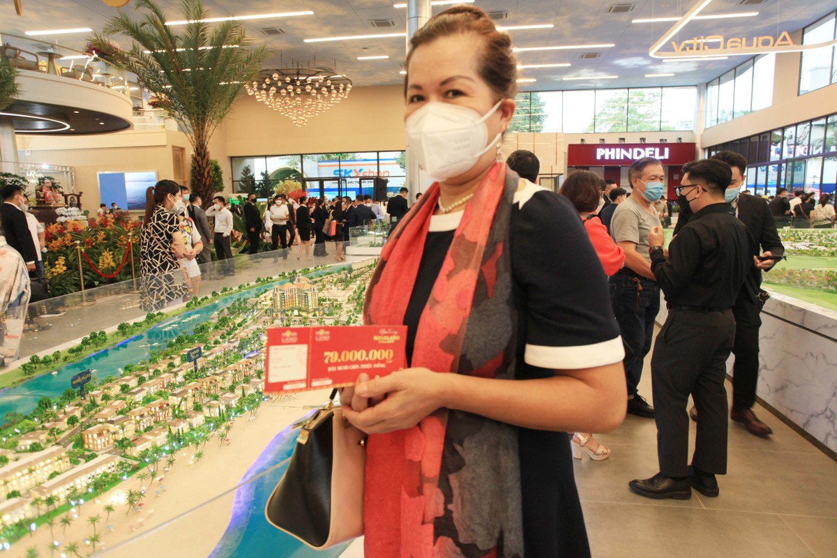 Khách hàng Hà Việt Trinh bốc thăm may mắn được phiếu trị giá 79.000.000 đồng.