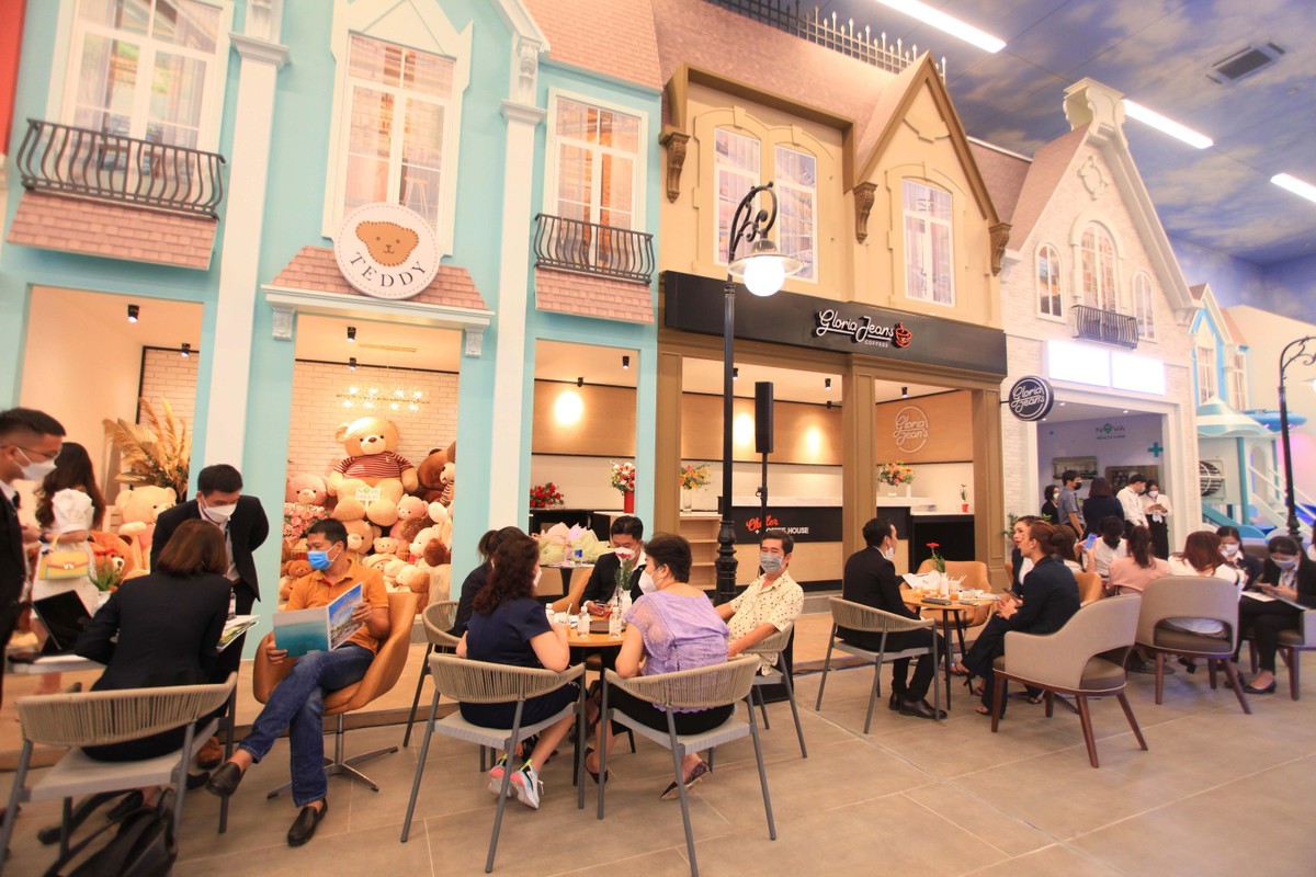 Khách tham quan sẽ được trải nghiệm không gian sống – nghỉ dưỡng – giải trí đẳng cấp qua các khu vực giới thiệu dịch vụ tiện ích thuộc Nova Service như Nova Golf Club, Nova Dreams, Nova Football, Nova E&amp;M, Nova Healthcare, Nova Education, các nhà hàng và quán cà phê thuộc Nova FnB...