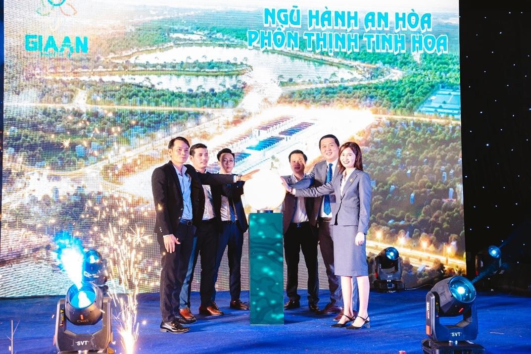 Đại diện đơn vị phát triển, CĐT, các đối tác phân phối chiến lược cùng thực hiện nghi thức kick off dự án An Gia Lakeside.