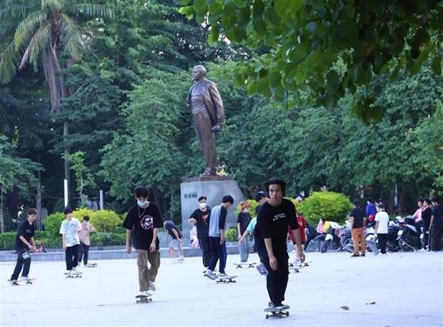 Thanh thiếu niên - chưa được tiêm vaccine là đối tượng có nguy cơ lây nhiễm COVID-19 cao, nhưng nhiều người vẫn không tuân thủ việc đeo khẩu trang(ảnh chụp chiều 10/11 tại Công viên Lenin). (Ảnh: Hoàng Hiếu/TTXVN).