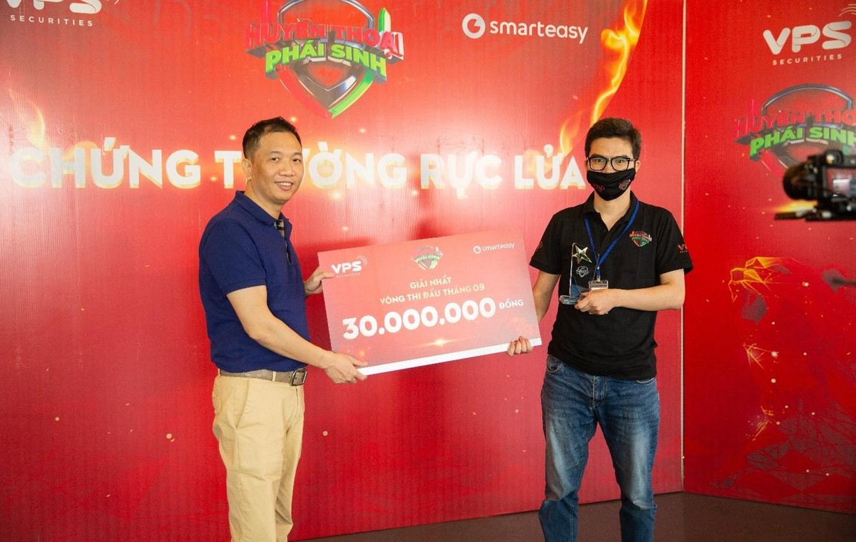 Ngôi vị Quán quân thuộc về chứng thủ @ras014 (tay phải) với kết quả đầy thuyết phục, anh đã nhận giải nhất của vòng thi đấu tháng 9 từ đại diện BTC: ông Lý Đắc Dũng – Giám đốc Khối Tư vấn đầu tư VPS. Ngôi vị Quán quân thuộc về chứng thủ @ras014 (tay phải) với kết quả đầy thuyết phục, anh đã nhận giải nhất của vòng thi đấu tháng 9 từ đại diện BTC: ông Lý Đắc Dũng – Giám đốc Khối Tư vấn đầu tư VPS.