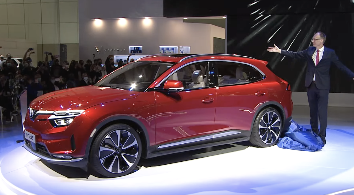 Hình ảnh VF e35 tại triển lãm.