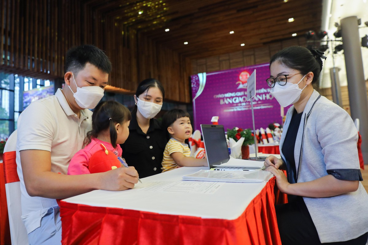 Gia đình khách hàng đầu tiên đến ký nhận bàn giao nhà.