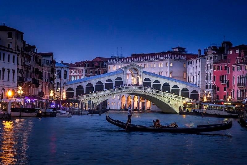 Một góc Venice về đêm.