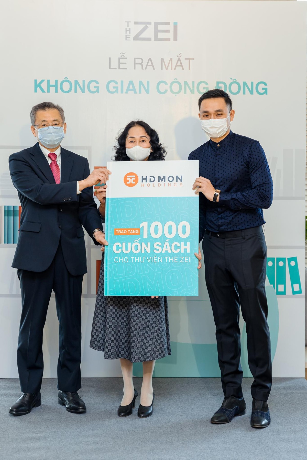 Ông Nguyễn Anh Tuấn - Phó chủ tịch Tập đoàn HDMon Holdings trao tặng sách cho đại diện cư dân và đơn vị QLVH toà nhà.