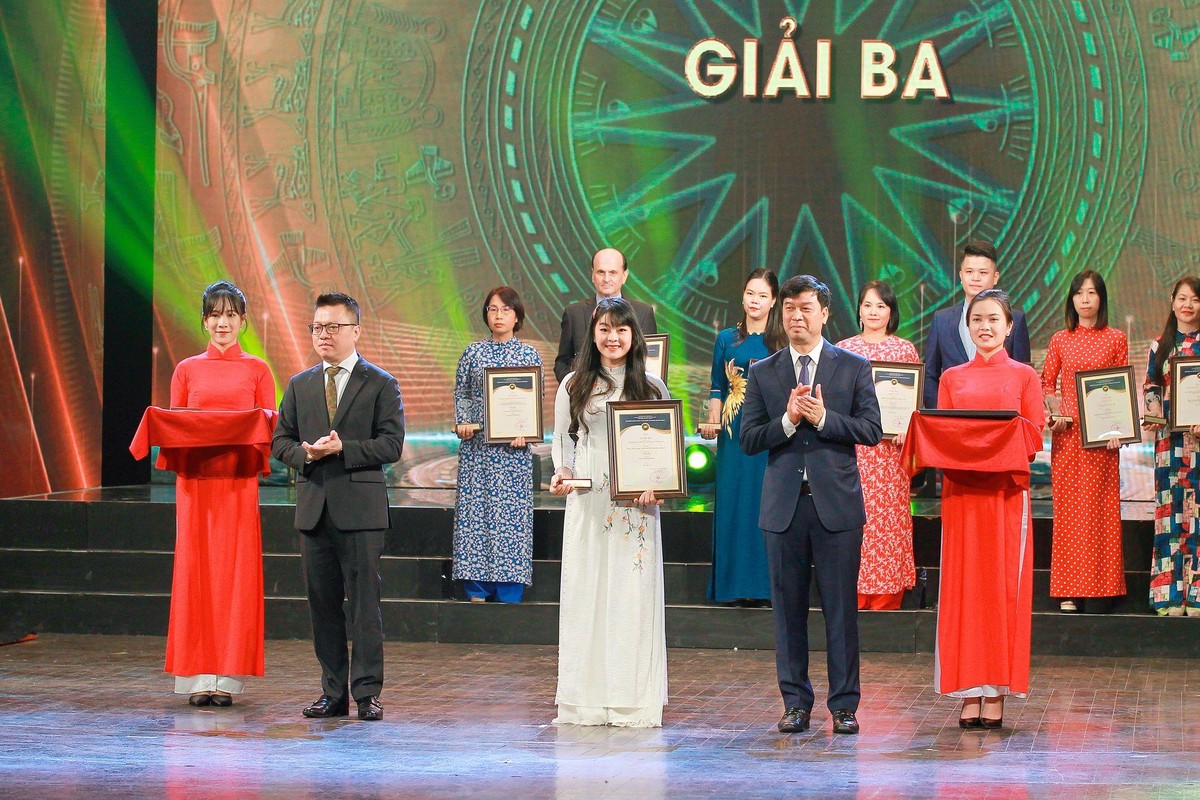 Ban Tổ chức trao Giải Ba cho Tác phẩm “Hành trình 15 ngày khám phá Việt Nam bằng ngũ quan” của tác giả Hồ Hạ (Phùng Thị Hồng Hạnh), Báo Đầu tư. (Ảnh: Chí Cường). Ban Tổ chức trao Giải Ba cho Tác phẩm “Hành trình 15 ngày khám phá Việt Nam bằng ngũ quan” của tác giả Hồ Hạ (Phùng Thị Hồng Hạnh), Báo Đầu tư. (Ảnh: Chí Cường).