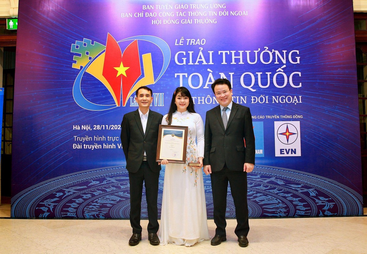 Thứ trưởng Bộ Kế hoạch và Đầu tư Trần Quốc Phương (bìa phải) và Phó tổng biên tập thường trực Báo Đầu tư Bùi Đức Hải (bìa trái) chụp hình lưu niệm cùng tác giả Phùng Thị Hồng Hạnh, Báo Đầu tư. (Ảnh: Chí Cường). Thứ trưởng Bộ Kế hoạch và Đầu tư Trần Quốc Phương (bìa phải) và Phó tổng biên tập thường trực Báo Đầu tư Bùi Đức Hải (bìa trái) chụp hình lưu niệm cùng tác giả Phùng Thị Hồng Hạnh, Báo Đầu tư. (Ảnh: Chí Cường).