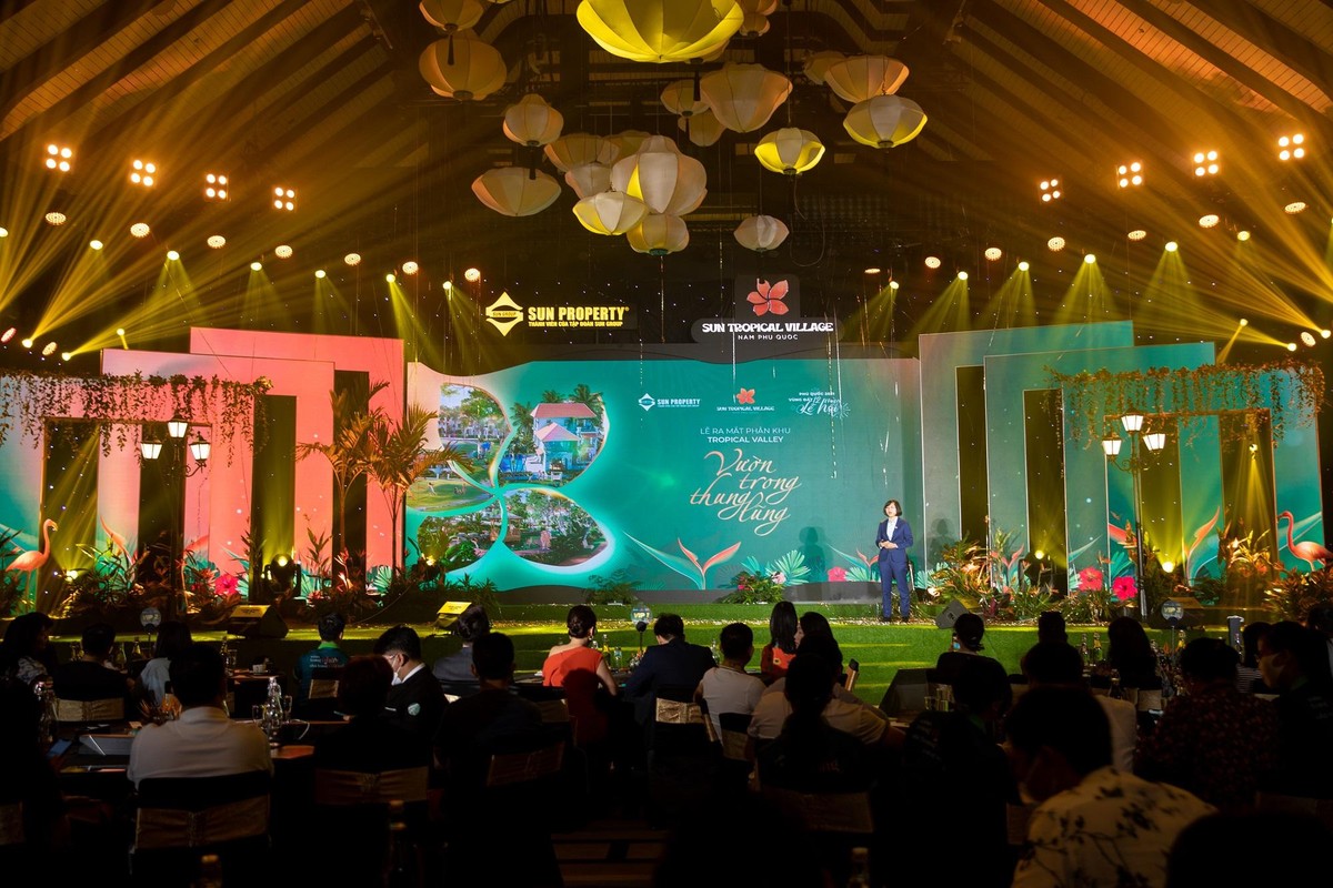 Bà Mai Thị Hồng Quyên - Giám đốc kinh doanh Sun Property chia sẻ về phân khu Tropical Valley tại sự kiện (Ảnh Sun Property). Bà Mai Thị Hồng Quyên - Giám đốc kinh doanh Sun Property chia sẻ về phân khu Tropical Valley tại sự kiện (Ảnh Sun Property).