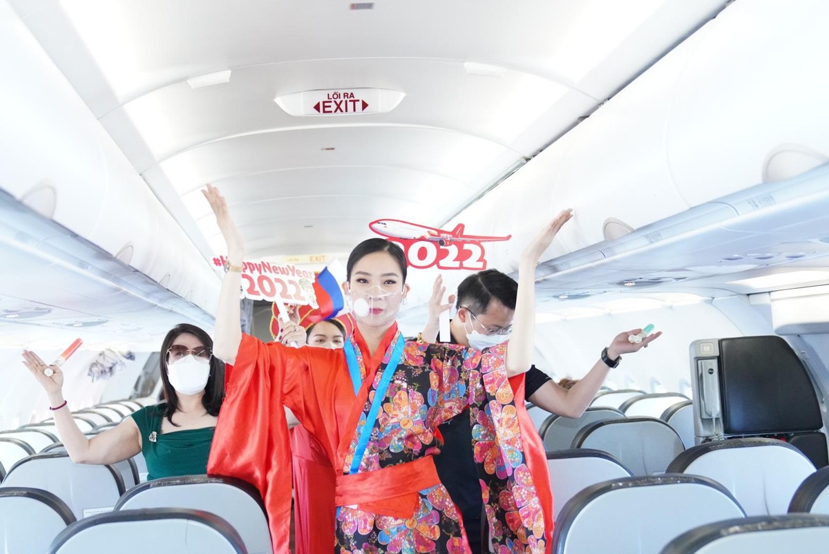 Hành khách trên chuyến bay đầu năm mới hào hứng tham gia cùng những vũ điệu đặc sắc mừng năm mới. Hành khách trên chuyến bay đầu năm mới hào hứng tham gia cùng những vũ điệu đặc sắc mừng năm mới.