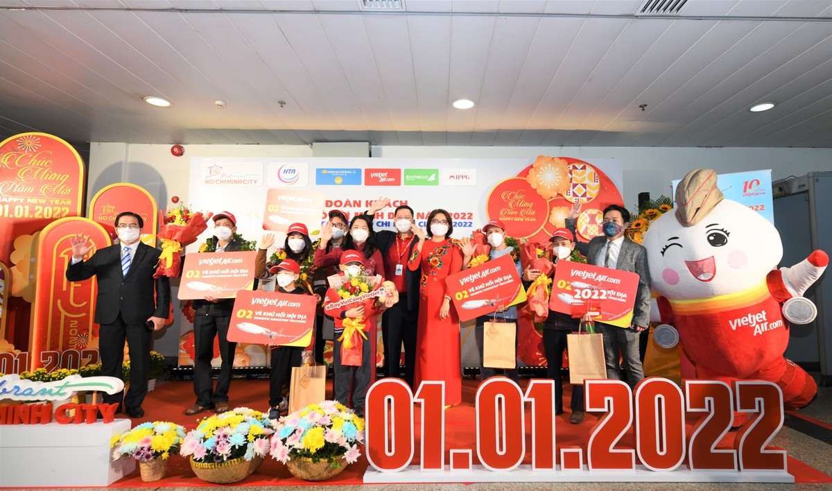 Những khách hàng may mắn nhận được phần quà là vé máy bay khứ hồi nội địa bay khắp Việt Nam cùng Vietjet. Những khách hàng may mắn nhận được phần quà là vé máy bay khứ hồi nội địa bay khắp Việt Nam cùng Vietjet.