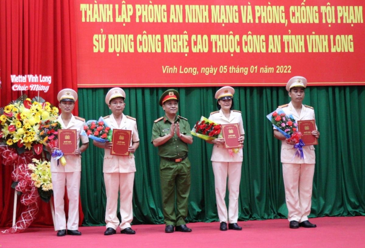 Đại tá Nguyễn Trọng Dũng, Giám đốc Công an tỉnh Vĩnh Long trao quyết định bổ nhiệm cho Ban lãnh đạo Phòng An ninh mạng và phòng, chống tội phạm sử dụng công nghệ cao.