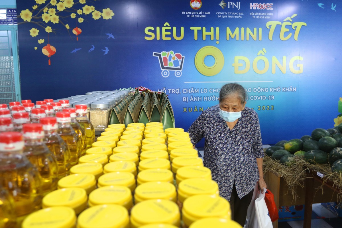 Bà Nguyễn Thị Của, 75 tuổi đi mua sắm hàng tết ở siêu thị 0 đồng. Bà Nguyễn Thị Của, 75 tuổi đi mua sắm hàng tết ở siêu thị 0 đồng.