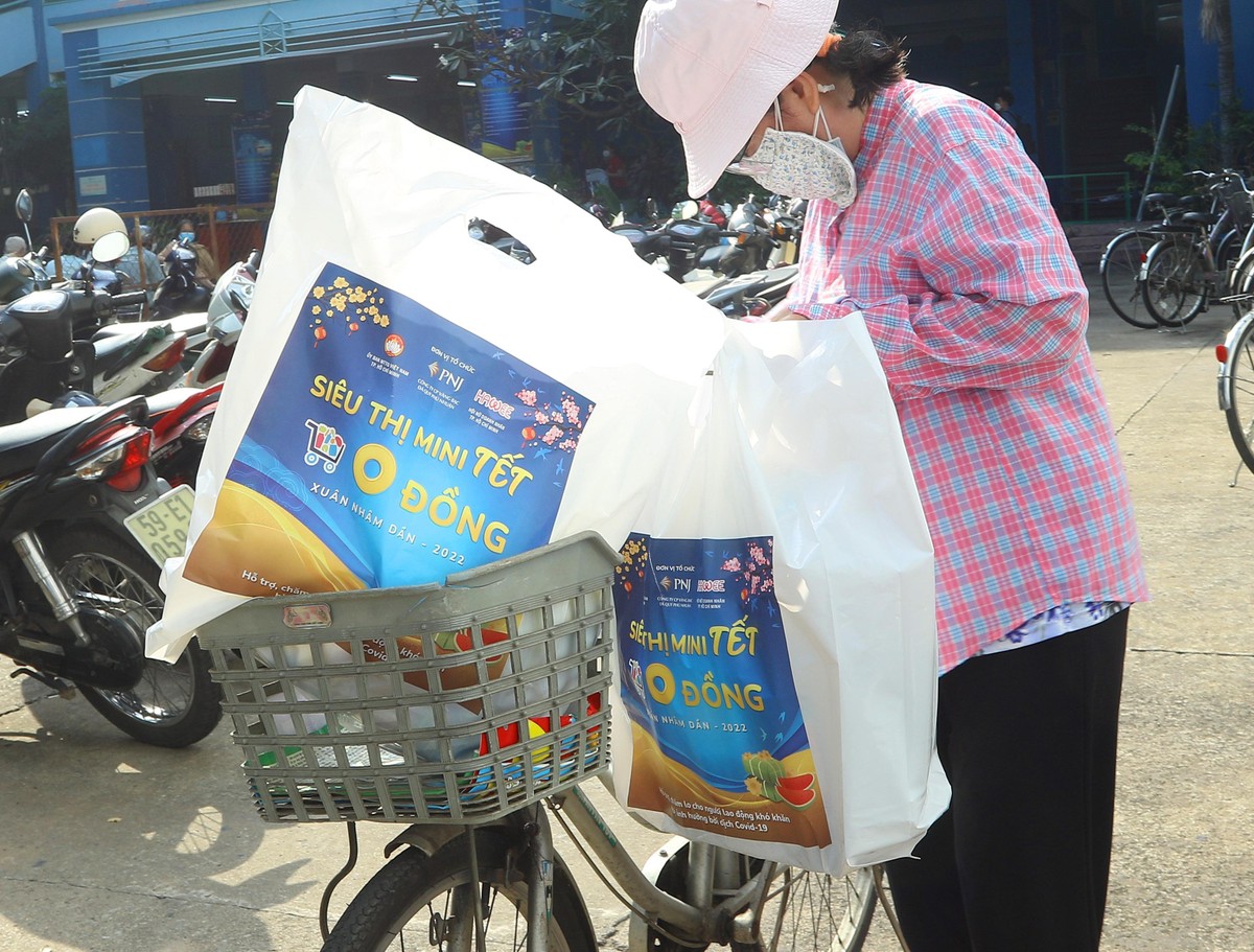 Gần 50 món hàng có giá trị 400 nghìn đồng, được người dân cận thận mang về nhà. Gần 50 món hàng có giá trị 400 nghìn đồng, được người dân cận thận mang về nhà.