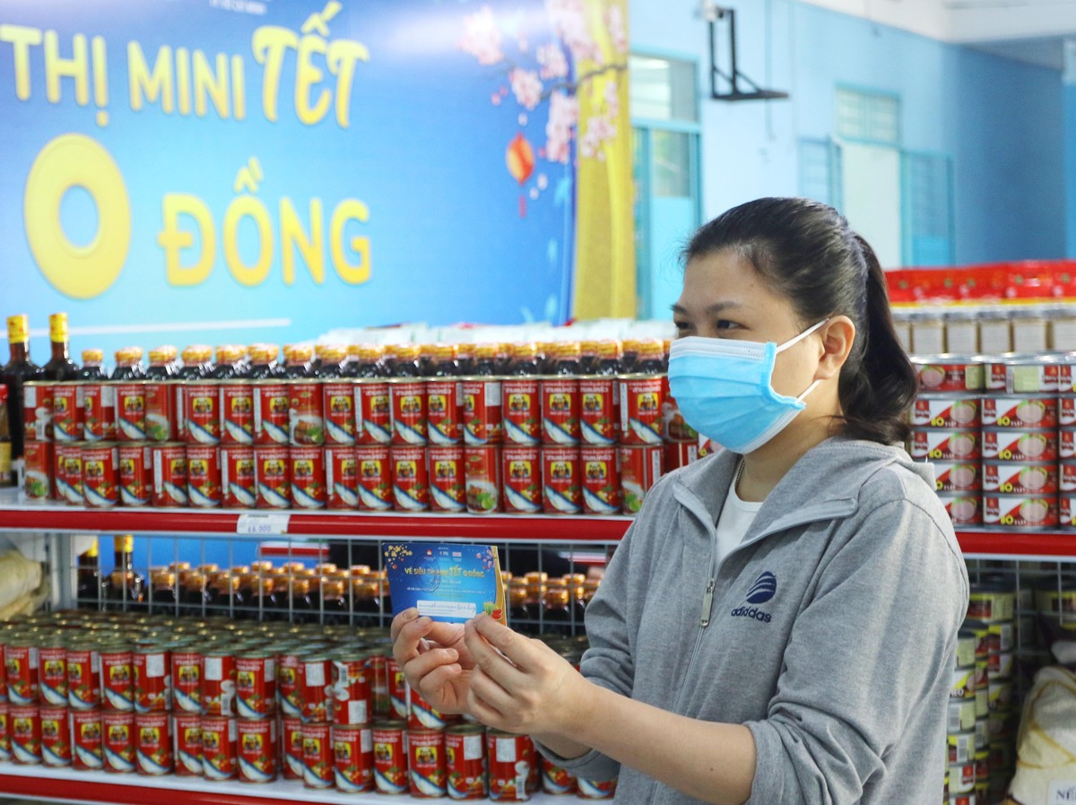 Người dân khó khăn không cần phải băn khoăn về số tiền bỏ ra để mua những món mình cần, bởi Ban Tổ Chức đã phát cho mỗi hộ gia đình 1 tấm vé trị giá 400.000 đồng để mua sắm tại siêu thị mini Tết 0 đồng. Người dân khó khăn không cần phải băn khoăn về số tiền bỏ ra để mua những món mình cần, bởi Ban Tổ Chức đã phát cho mỗi hộ gia đình 1 tấm vé trị giá 400.000 đồng để mua sắm tại siêu thị mini Tết 0 đồng.